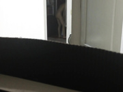 变态房东趴窗偷窥美女房客洗澡前全裸打电话浴后对着风扇吹穴骚货下面毛挺多的