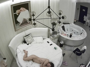 酒店特色房偷拍气质性感的漂亮小美女洗澡在浴缸被胖男友操完后又在床上继续干,这么漂亮的美女可惜了.国语!