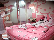 重磅推荐-kitty房偷拍超性感漂亮美女和男友,女闺蜜一起旅游,进房间就换上性感泳装自拍,被男的狠狠操了一番!