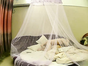 精品推荐小旅馆蚊帐内健壮小伙开着高音量电视操逼最后女朋友摆弄套套的精液