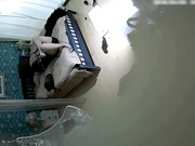 喜欢跪在地上吃鸡鸡的时尚气质美女和公司新来的帅气男同事酒店约会操完一次女的又要操,主动女上位干男的