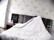 商务酒店做生意小胖哥与长发风骚大波情人开房啪啪搂起腿大力重插啊啊呻吟不止操到高潮胡言乱语干了2炮