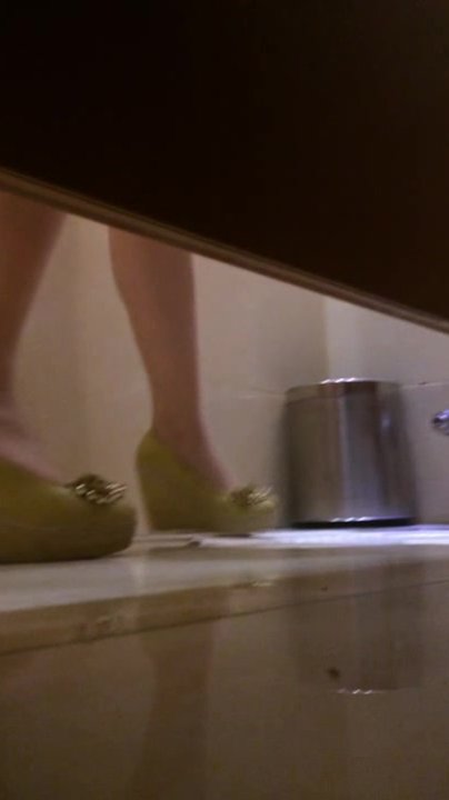 牛人潜入商场女厕蹲守好久终于拍到了几个颜值不错的妹子