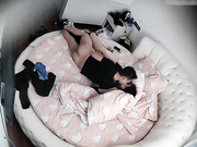 特色圆床房大学生情侣缠绵造爱衣服不脱就开始亲吻挑逗脱掉裤子往阴道里插多体位妹子肤白阴毛性感身材好