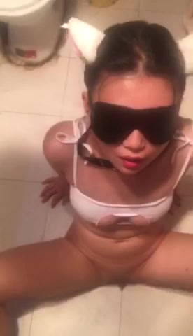 操完母狗后说想喝尿，然后就拉倒厕所深喉圣水调教。