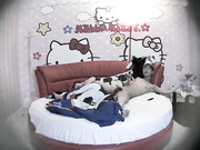 哈喽KT情趣房女友貌似很饥渴还没有脱好就把他按倒鸡巴吃得很有味