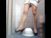 偷拍气质高跟OL装白领美女嘘嘘真爽