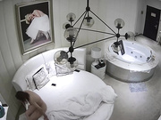 特色酒店偷拍貌似单位中年男领导约漂亮女下属开房,刚开始美女还有点不情愿想走,被男的抱过来操,前后干了4次!