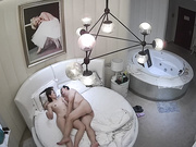 特色酒店偷拍貌似单位中年男领导约漂亮女下属开房,刚开始美女还有点不情愿想走,被男的抱过来操,前后干了4次!