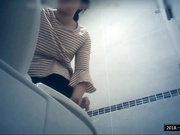 国内牛人潜入健身中心WC偷放器材偷拍来运动几个少妇嘘嘘