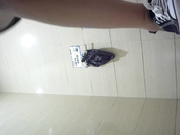 商场厕所全景偷拍 短牛仔粉内裤女店员 真是逼中极品