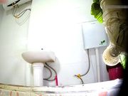 工厂集体宿舍公共卫生间偷拍打工妹子洗澡嘘嘘