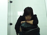 商场排队厕拍系列8 大眼睛的萌妹子一脸心事的样子