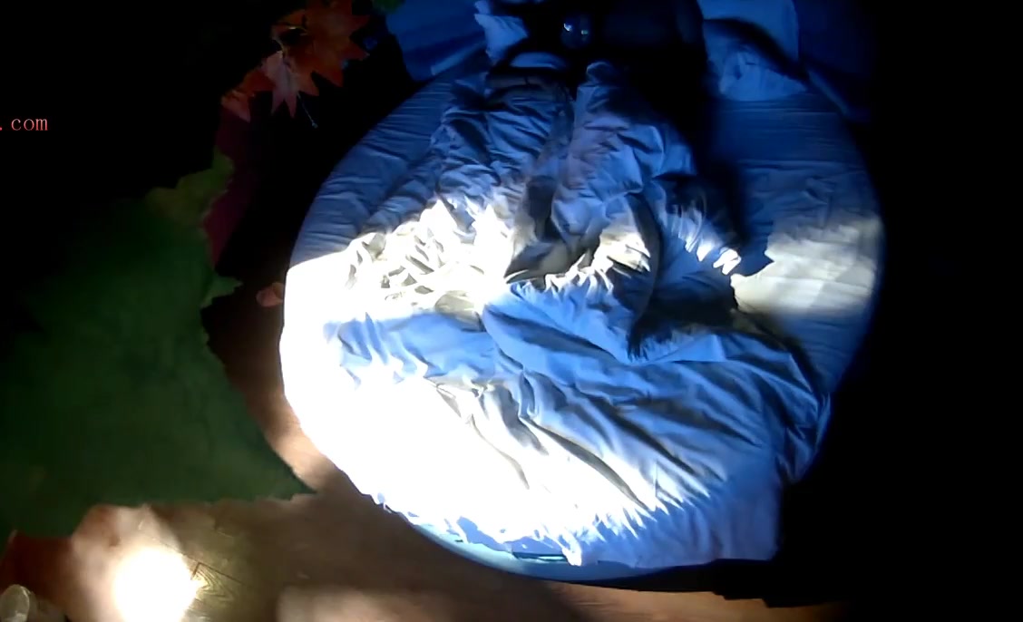 学校附近情侣酒店刚拔完火罐的妹子和男友开房六九玩逼妹子被拍了两下很不高兴