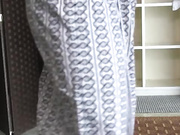 洗澡既然不带浴衣关着身子被男人发现