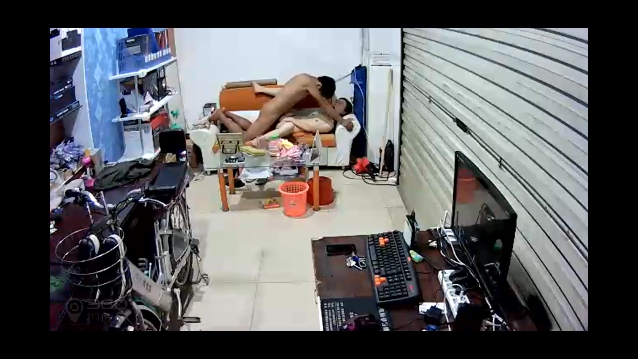 居家摄像头破解tp做买卖的小两口打烊后关上门在门市里啪啪啪小媳妇皮肤真白身材娇小干的大叫