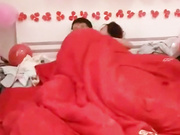 国内奇葩闹洞房 闺蜜监督让新娘测试老公性能力必须当众啪啪 没办法只能骑上操了