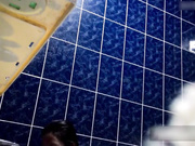 买通女室友浴室偷放摄像头偷窥两个妹子一边聊天一边洗白白对白清晰