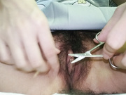 骚气女孩给自己剪毛