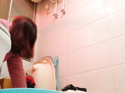 房东浴室偷放摄像头偷窥眼镜少妇尿尿用消毒液开水洗逼