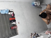 房东浴室偷窥打工妹洗澡妹子洗完澡给自己全身按摩