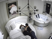 貌似搞销售气质美女与公司经理开房啪啪好像在传授经验聊完只把裤子脱了打炮脱光之后又打一炮美女身材真好