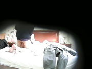 貌似单位中年男领导利用工作之便上班时间带美女少妇下属宾馆开房,看这情况应该是经常来,体力真好干了3次!