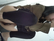 最新全景云上会 无死角围拍人字拖粉阴唇美少女从狭窄逼缝喷出两股清流