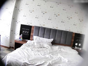 钟点房偷情男女刚进屋就急着互搞脱光啪啪啪眼镜大哥很猛插的速度好快干完穿上衣服就走对白精彩淫荡720P高清