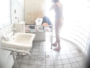 最新流出水上乐园针孔高清偸拍女卫更衣室一波接一波美女尿尿和换衣鸭舌帽年轻靓妹一对奶子很扎眼