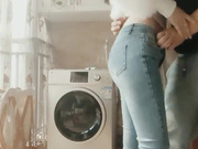 魔鬼身材美女表姐穿着紧身牛仔裤阳台洗衣服时被表弟趁机解开裤子强干,激烈反抗最终被内射,