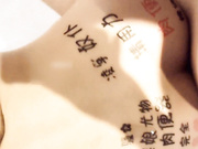 每月5位数包养的腰细臀美的女神级性感美女酒店被土豪疯狂抽插调教,屁股上写的都是淫话,各种体位狠狠干逼!