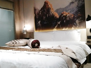 肤白貌美的商务嫩模私下兼职援交酒店高价上门服务被男的扒光衣服抠逼啪啪,不带套不让进,好逼又被拱了,国语!