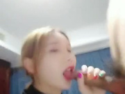 高颜值精致五官的TS七七与大屌直男出租房玩性爱，吃棒棒，两根棒棒放在一起对碰 尼玛地刺激 第一部！