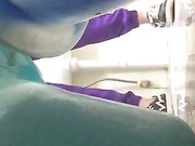 20岁小姐姐厕所尿尿偷拍