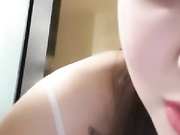 服务周到的小女人进门先冲个澡，给大哥舔舔鸡鸡，奶子很正揉着很爽，多体位抽插小骚逼，叫声就让你受不了