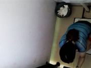 美女在里面尿尿大神脱了裤子在隔板外打飞机