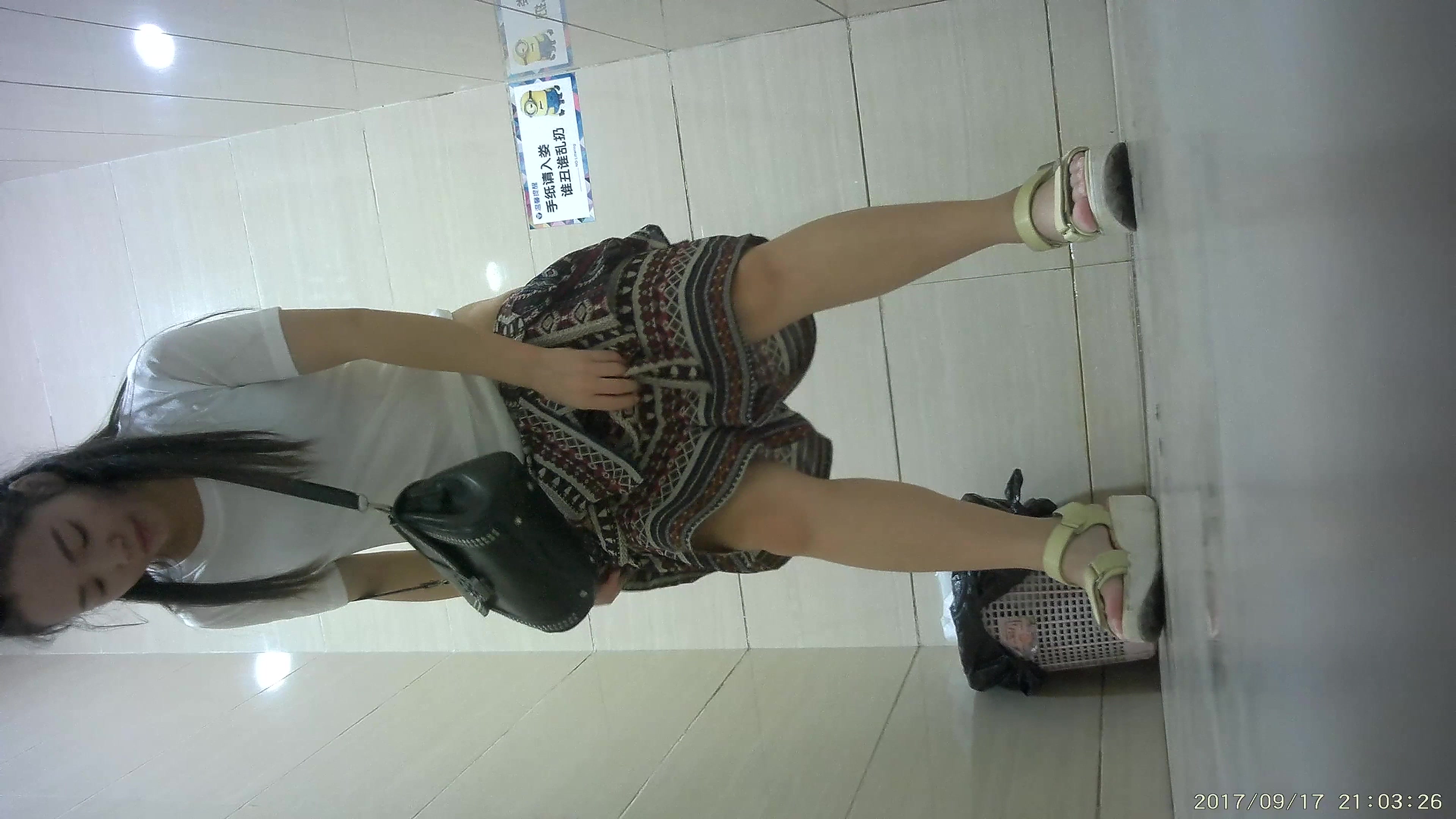 长发及腰的气质美女穿连体群上厕所 光脱个衣服都要半天时间