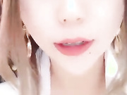 寂寞少妇憋在家里叫外卖勾引外卖小哥啪啪，露脸非常风骚，先给口交再激烈抽插直接内射小逼里看白浆流出