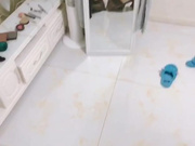 长屌男家中同时调教2位性感漂亮的美女大学生情人,当成小母狗一样干,2妹子看上去真嫩