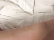 渣男酒里下性药迷倒漂亮美女带回宿舍强搞还要拍下视频被妹子骂滚1080P高清无水印