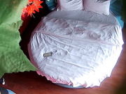 眼镜学生美眉和自己的男友出来开房打炮 裤子都没脱就给男友口交 做爱也超主动的