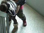 斯文眼睛女孩大冷天穿黑丝给胖男楼道里口交 撅着屁股让他内射