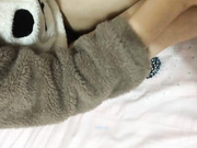 样子可爱的19岁闷骚眼镜妹子穿上黑丝被男炮友用手指抠出水吹硬鸡巴骑坐