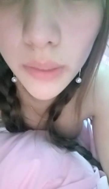 逼逼没长几根毛毛的辫子女主播拿着自拍杆和男友啪啪