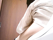 外站最新流出潮流商场高级坐厕偷拍几个气质时尚美女嘘嘘