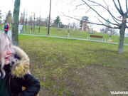 剧情演绎非常火极品爆乳网红美少女伊娃人来人往的公园散步被色男搭讪用高额金钱引诱现场口爆吞精