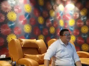 色眯眯的眼镜胖领导KTV包房约了两个女人唱一会喝点酒来情绪了被两个妹子按倒扒光沙发上肉战对白搞笑