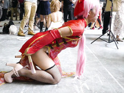 上海漫展COSPLAY 二次元妹子摆PS被TP裙底 小内内没有罩住 貌似刮了毛毛 1080P高清原版