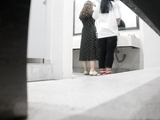 最新流出办公楼厕拍系列 漂亮的妹子尿尿前先要对着镜子来几张美美的自拍